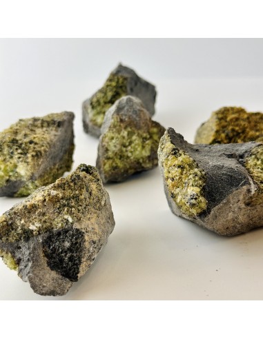 Xenólito com peridoto natural, cristal para renovação emocional, abertura do coração e clareza espiritual.