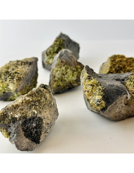 Xenolito con peridoto natural en bruto, cristal de sanación emocional, apertura del chakra corazón y renovación energética.