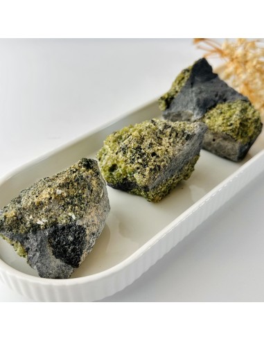 Xenolito con peridoto natural en bruto, cristal de sanación emocional, apertura del chakra corazón y renovación energética.