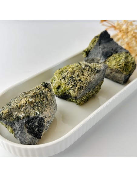 Xenolito con peridoto natural en bruto, cristal de sanación emocional, apertura del chakra corazón y renovación energética.