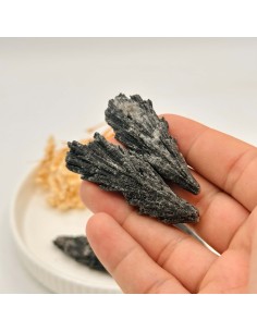 Cianite preta para limpeza energética profunda, proteção do campo áurico e enraizamento