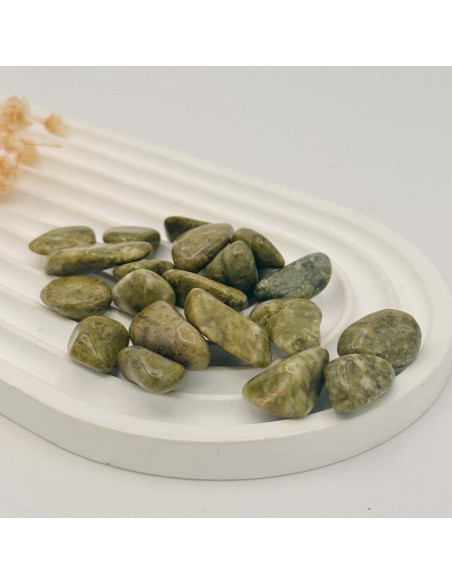 Epidota rolada 2 a 3 cm pedra natural de regeneração