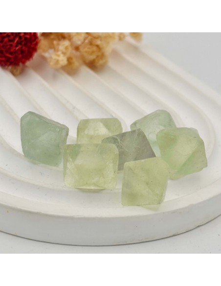 Octaedro de fluorita verde para sanación emocional, claridad mental y equilibrio energético
