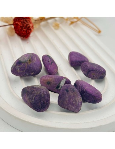 Purpurita rodada para soberanía interior, liberación emocional y alineación espiritual consciente.