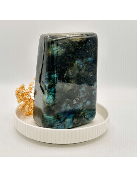 Labradorite de Madagáscar em forma L3 que ativa intuição profunda, proteção energética e expansão vibracional