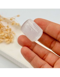 Selenite branca rolada para purificação energética, elevação espiritual e conexão com a luz divina