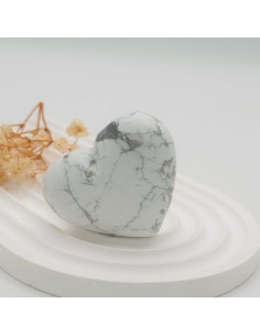 Coração de howlita com 5 a 6 cm, cristal para serenidade mental, paz interior e equilíbrio emocional.