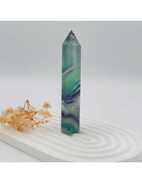 Gerador de fluorite natural com 8 a 9 cm. Cristal para clareza mental, equilíbrio vibracional e meditação focada.