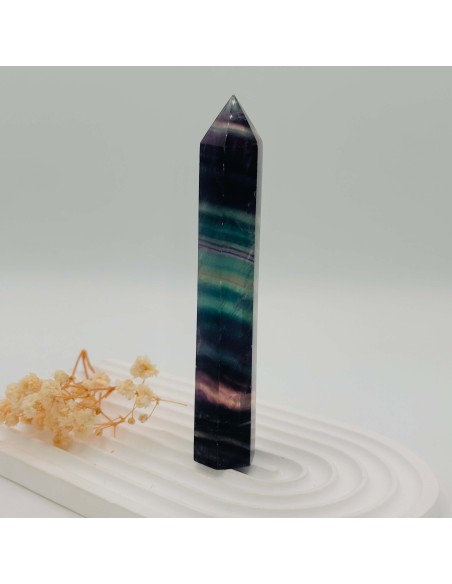 Gerador de fluorite natural com 8 a 9 cm. Cristal para clareza mental, equilíbrio vibracional e meditação focada.
