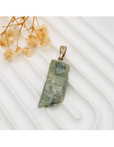 Colgante de cianita verde natural. Cristal para sanación emocional, equilibrio del chakra corazón y conexión con la intuición.