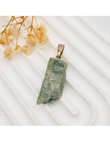 Pendente de cianite verde para cura profunda do coração, equilíbrio energético e regeneração interior consciente.