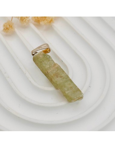Colgante de cianita verde natural. Cristal para sanación emocional, equilibrio del chakra corazón y conexión con la intuición.