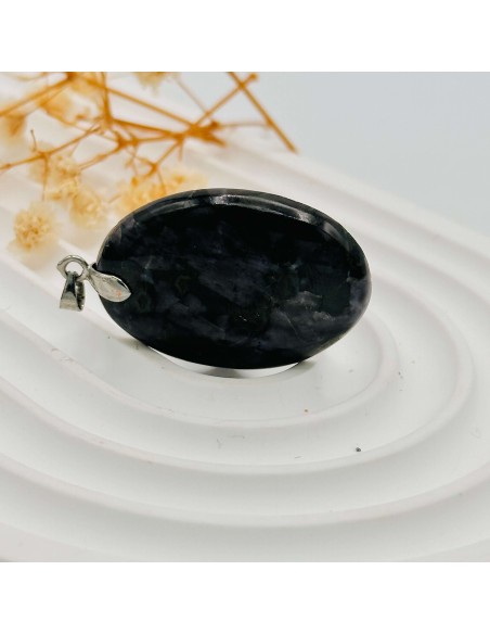 Pendente de Merlinite em aço para expansão espiritual, despertar da intuição e conexão com a sabedoria ancestral