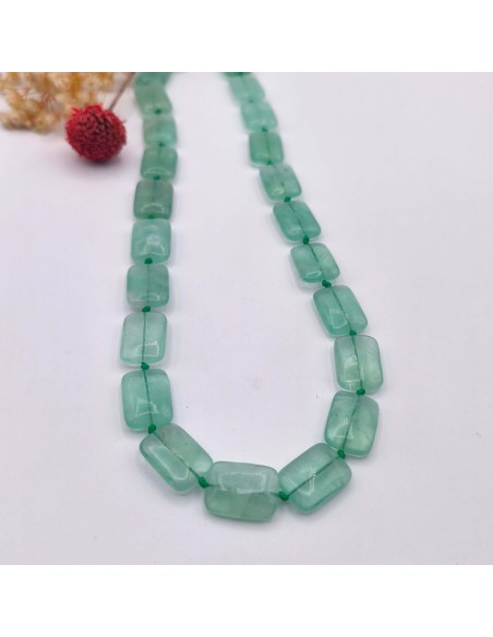 Colar com cristal de fluorite verde em forma retangular, joia energética para clareza mental e equilíbrio emocional.