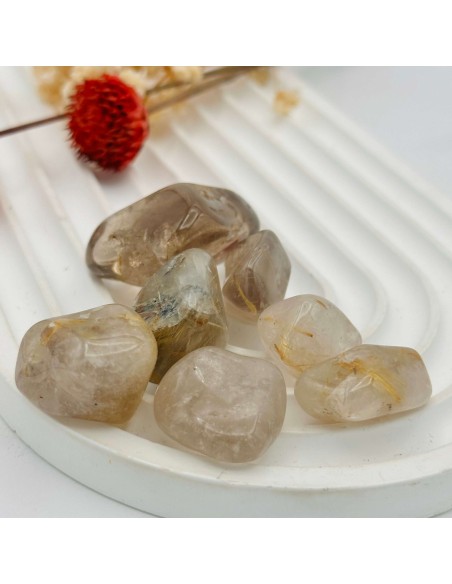 Cuarzo rutilado rodado para claridad mental, enfoque interior y manifestación alineada con la intención