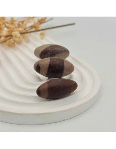 Shiva Lingam 3 a 4cm — pedra sagrada natural que simboliza equilíbrio, harmonia e união entre energias masculina e feminina.