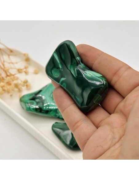 Malaquite botroidal entre 4 e 5 cm para transformação emocional profunda, proteção energética e libertação de padrões densos.