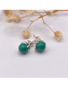 Pendientes de malaquita en garra de plata que aportan equilibrio emocional y protección energética