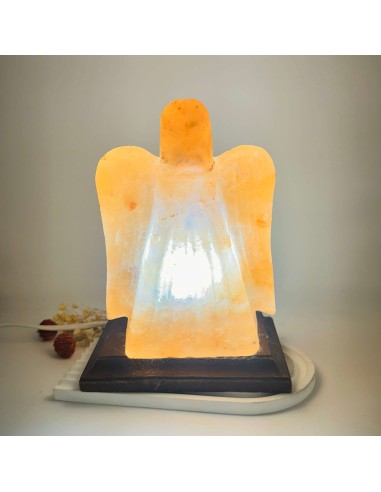 Lámpara de sal del Himalaya en forma de ángel para protección energética, serenidad espiritual y ambiente acogedor.