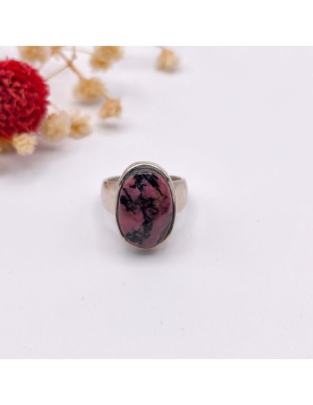 Anel de rodonite em prata para amor próprio, cura emocional e equilíbrio do chakra cardíaco.