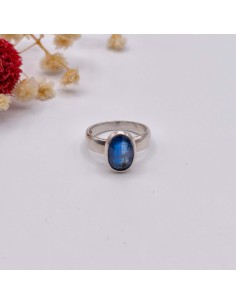 Anel de cianite azul em prata ligado ao Arcanjo Miguel para proteção energética, alinhamento e clareza interior.