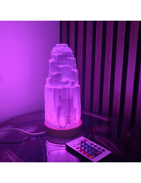 Lámpara de selenita con base LED multicolor y control remoto para purificación energética y ajuste vibracional.