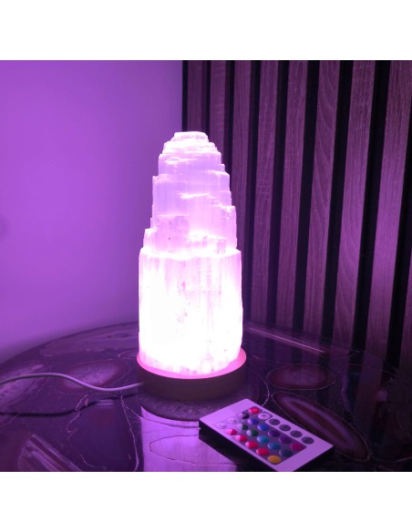 Lámpara de selenita con base LED blanca para purificación energética y claridad espiritual.