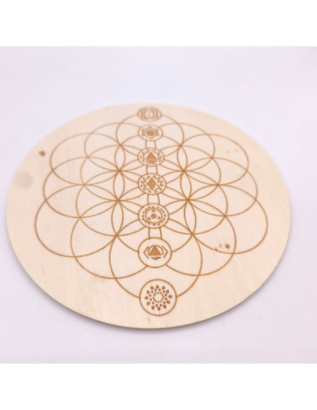 Base de madera con Flor de la Vida y símbolos de los chakras para armonización energética y prácticas espirituales.