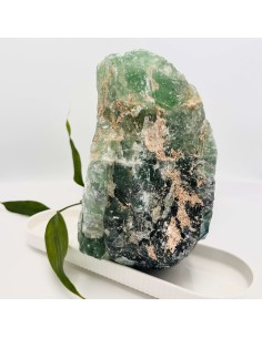 Fluorite em bruto para clareza profunda, foco mental e organização energética.