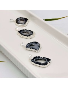 Colgante de ágata cristalizada para protección energética, arraigo y estabilidad emocional.