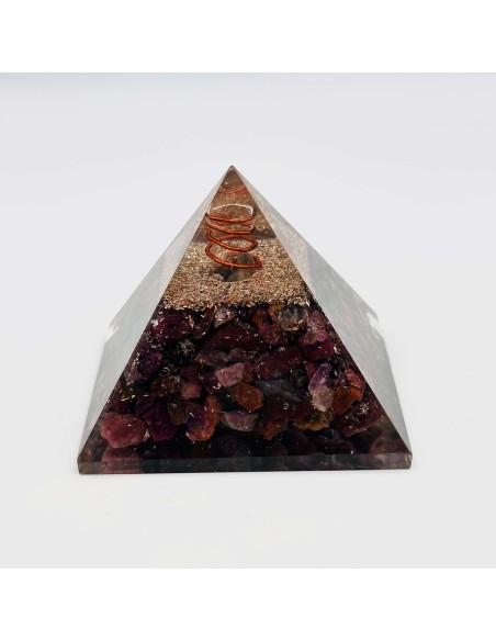 Pirámide de rubí en orgonite para protección energética, vitalidad y fortalecimiento interior