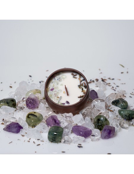 Vela artesanal com Fluorite e lavanda para ritual de clareza, alinhamento e brilho pessoal
