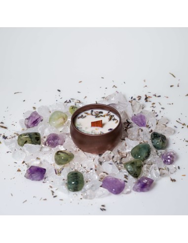 Vela artesanal com Fluorite e lavanda para ritual de clareza, alinhamento e brilho pessoal