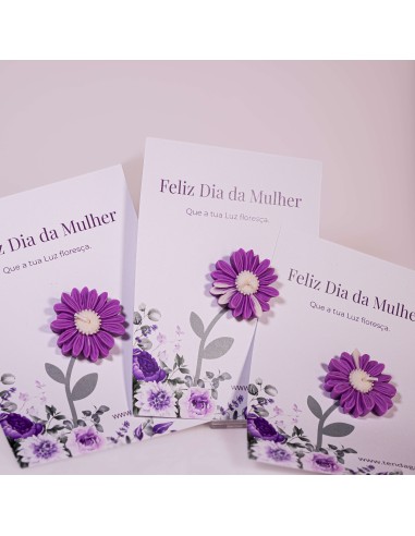 Vela margarita lila con aroma a jazmín para el Día de la Mujer, símbolo de intuición, amor propio y luz femenina