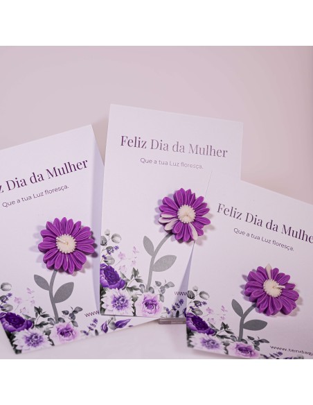 Vela margarita lila con aroma a jazmín para el Día de la Mujer, símbolo de intuición, amor propio y luz femenina