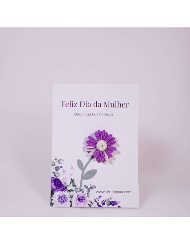 Vela margarida lilás com aroma a jasmim para o Dia da Mulher, símbolo de intuição, amor próprio e luz feminina