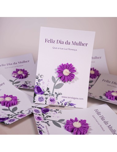 Vela margarida lilás com aroma a jasmim para o Dia da Mulher, símbolo de intuição, amor próprio e luz feminina