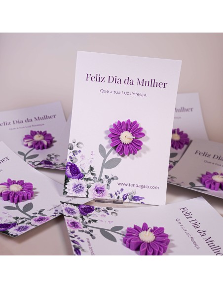 Vela margarida lilás com aroma a jasmim para o Dia da Mulher, símbolo de intuição, amor próprio e luz feminina