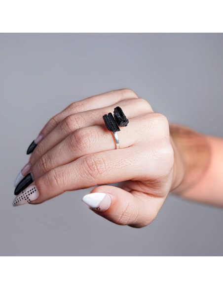 Anillo de turmalina negra en plata ajustable para protección energética, enraizamiento y equilibrio espiritual