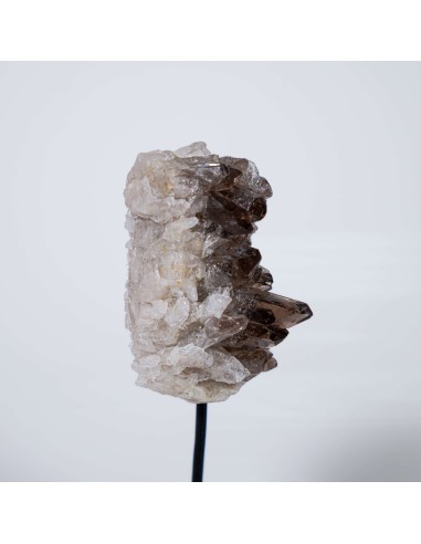 Drusa de quartzo fumado com pé metálico para proteção energética, enraizamento e equilíbrio vibracional.