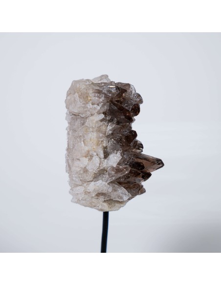 Drusa de cuarzo ahumado con base metálica para protección energética, enraizamiento y equilibrio vibracional.