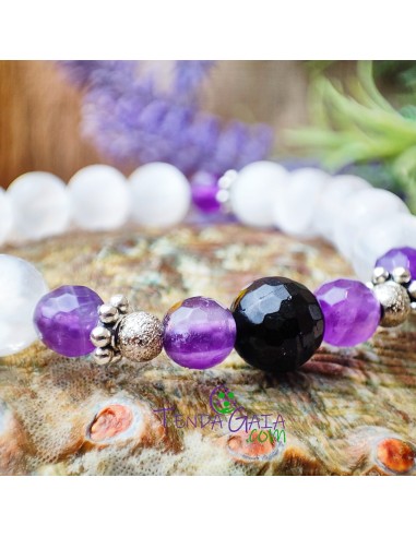 Selenite, ametista e turmalina para proteção energética, luz espiritual e elevação da consciência.