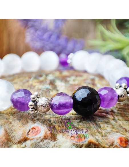 Selenite, ametista e turmalina para proteção energética, luz espiritual e elevação da consciência.