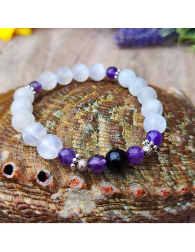 Selenite, ametista e turmalina para proteção energética, luz espiritual e elevação da consciência.