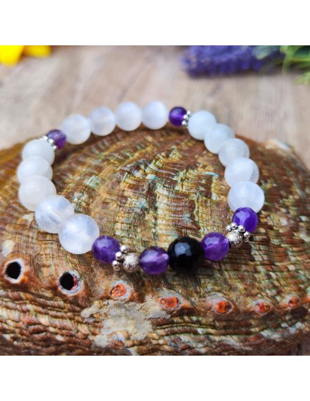 Selenite, ametista e turmalina para proteção energética, luz espiritual e elevação da consciência.