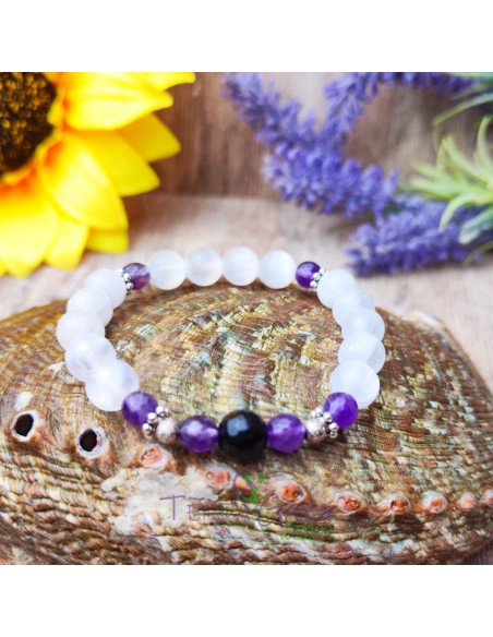 Selenite, ametista e turmalina para proteção energética, luz espiritual e elevação da consciência.