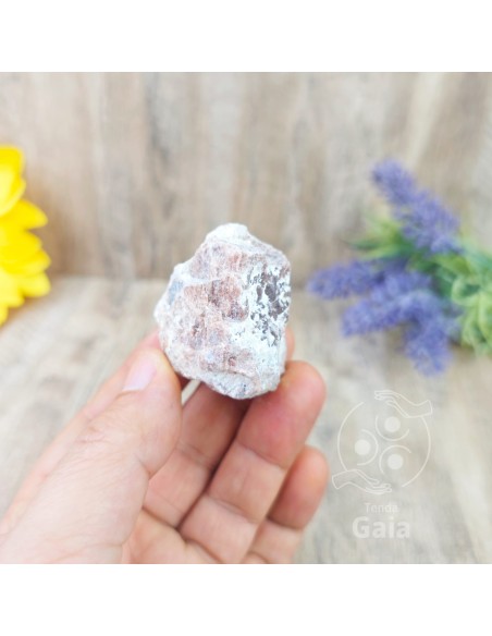 Andalusite em bruto que atua no alinhamento interno e promove estabilidade energética profunda